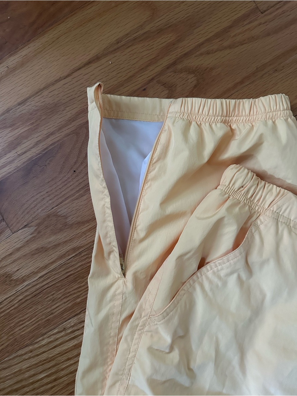 Vintage butter yellow Catalina joggers - Picture 3 of 5
